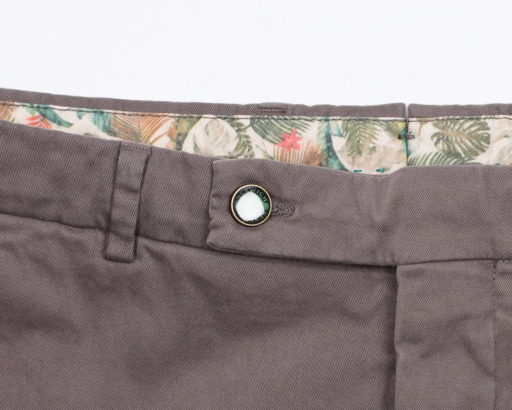 MANDORLA GARMENT DYED MORELLO CHINOS BY BERWICH